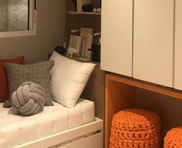 Quarto com armário e painel de TV sob medida