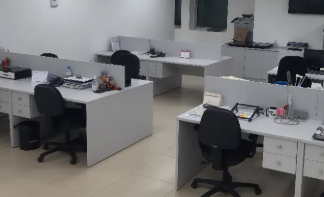 Escritório com estações de trabalho sob medida