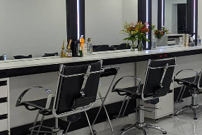 Sala de reuniões com painel e mesa sob medida